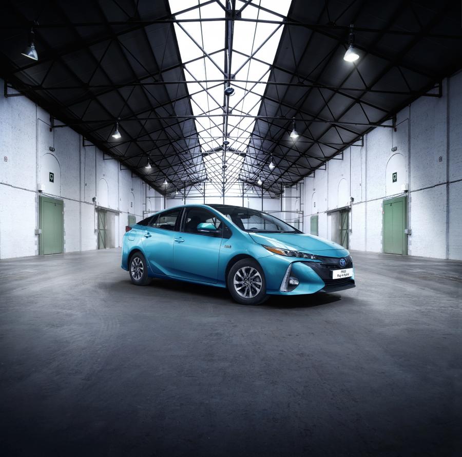  Toyota Prius Plug-in Hybrid 2016 года  (фото 9 из 187)